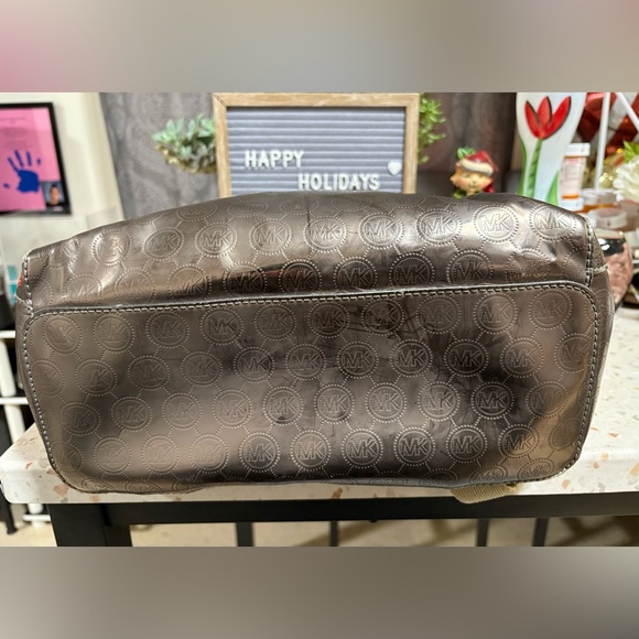 MICHAEL KORS JET SET BACKPACK
PALE GOLD MONOGRAM - Picture 7 of 17